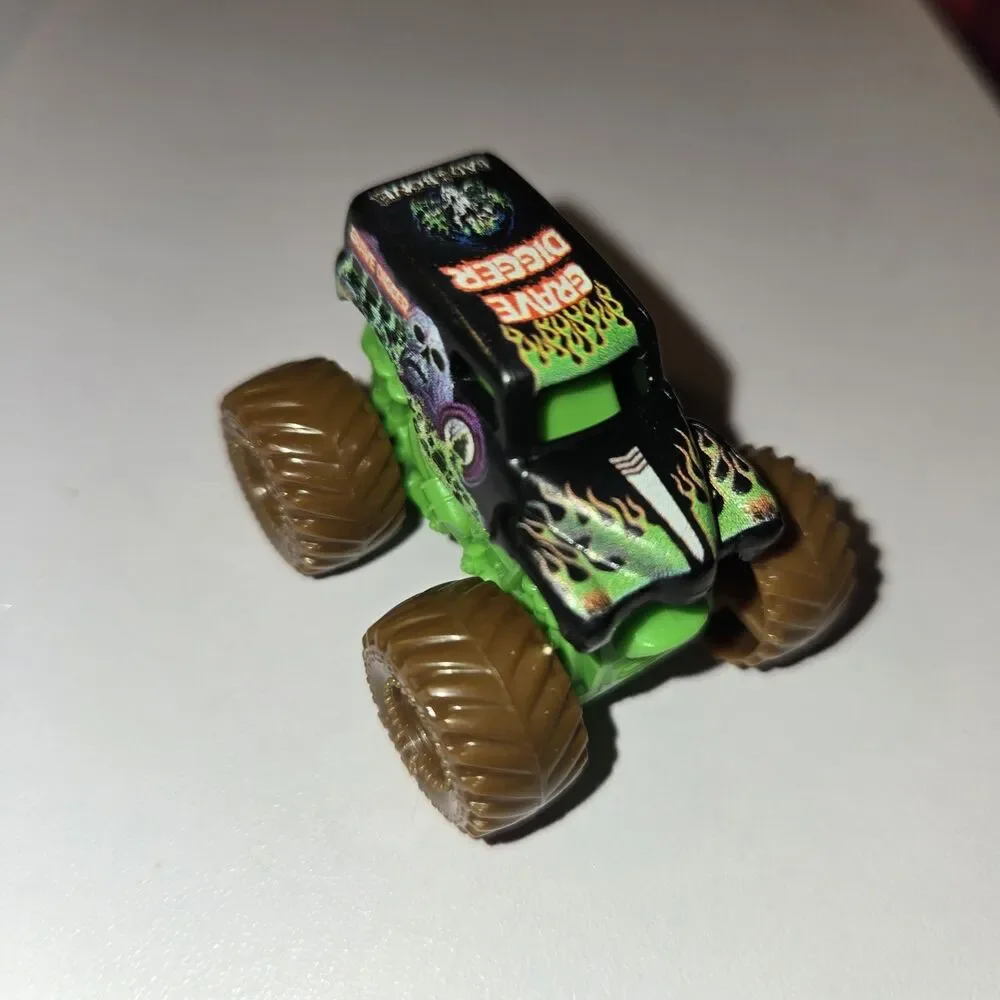 Hot Wheels DieCast Grave Digger 1:64 Monster Jam / Truck Bad To The Bone Skulls